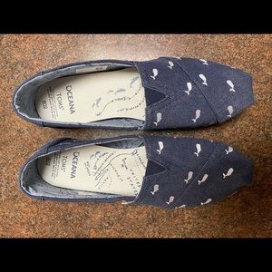 Women’s size 10 Toms
